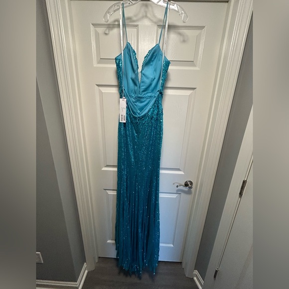 New With Tags Aqua Jovani 1012 V Neck Sequin Floral Slit Backless Prom Gown - Picture 10 of 13